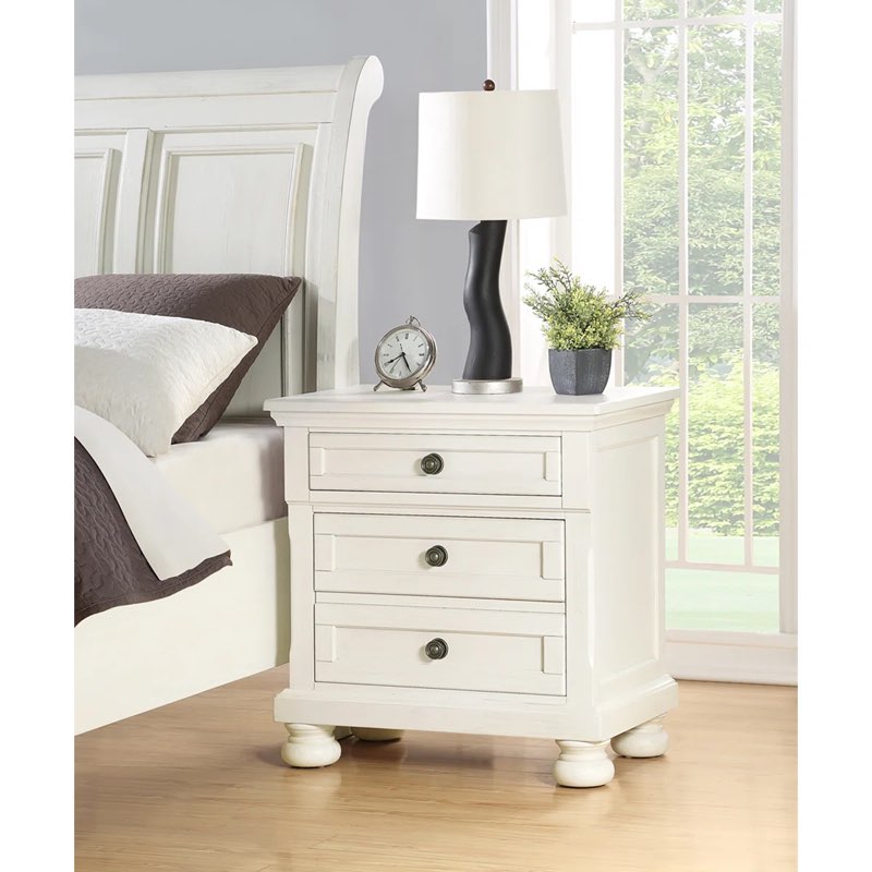 Kynsleigh 29.25'' Tall 3 - Drawer Nightstand