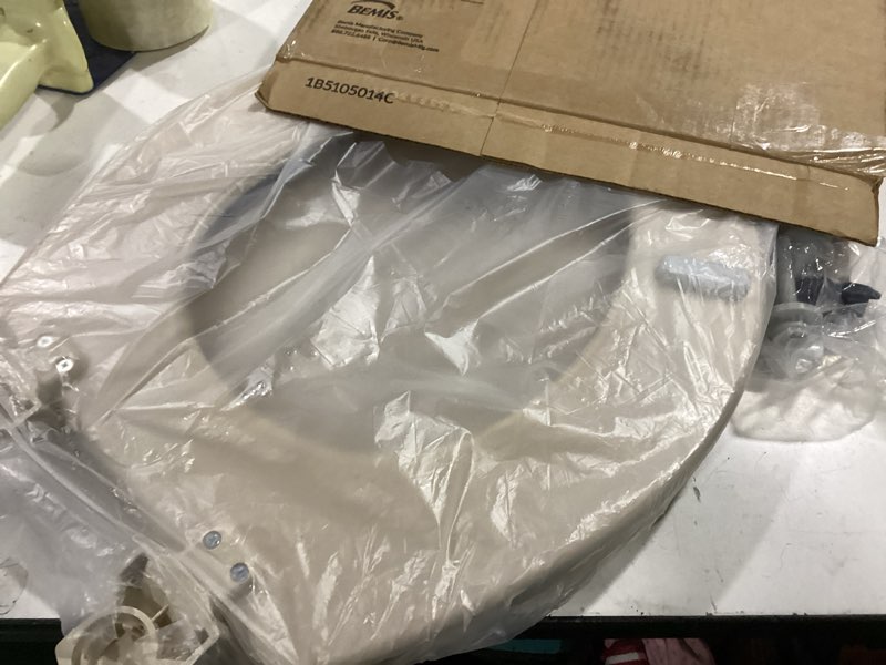 Condition photo showing New/Like New for bemis 500ec 068 molded wood round toilet seat with easy clean and change hinge, 1 pack, fawn beige