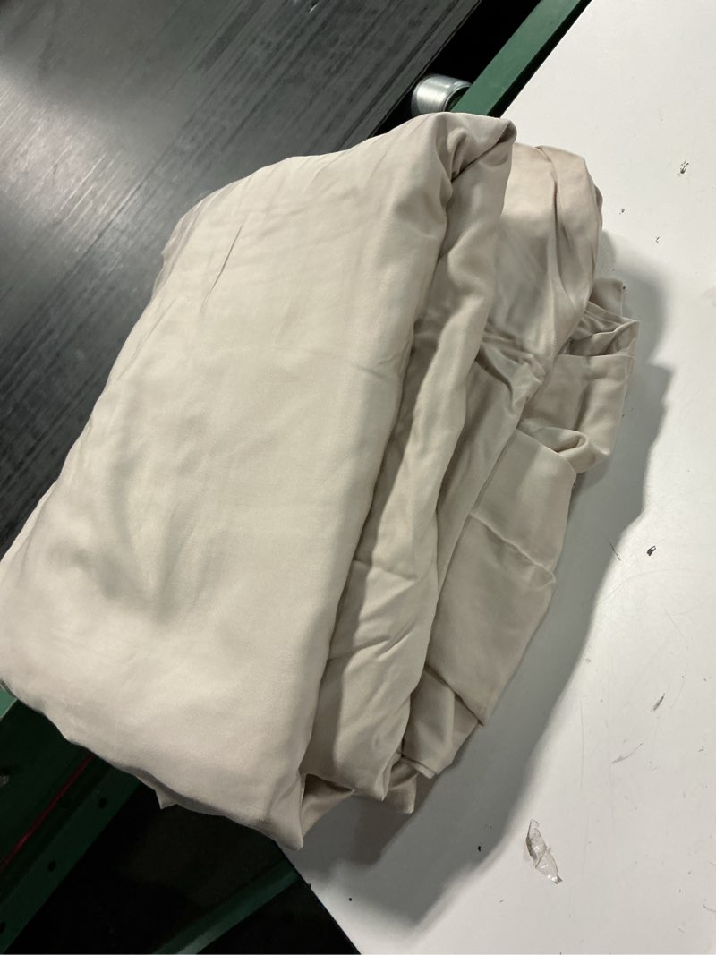 Condition photo showing Good Condition for mulberry silk sheet set king size color champage 