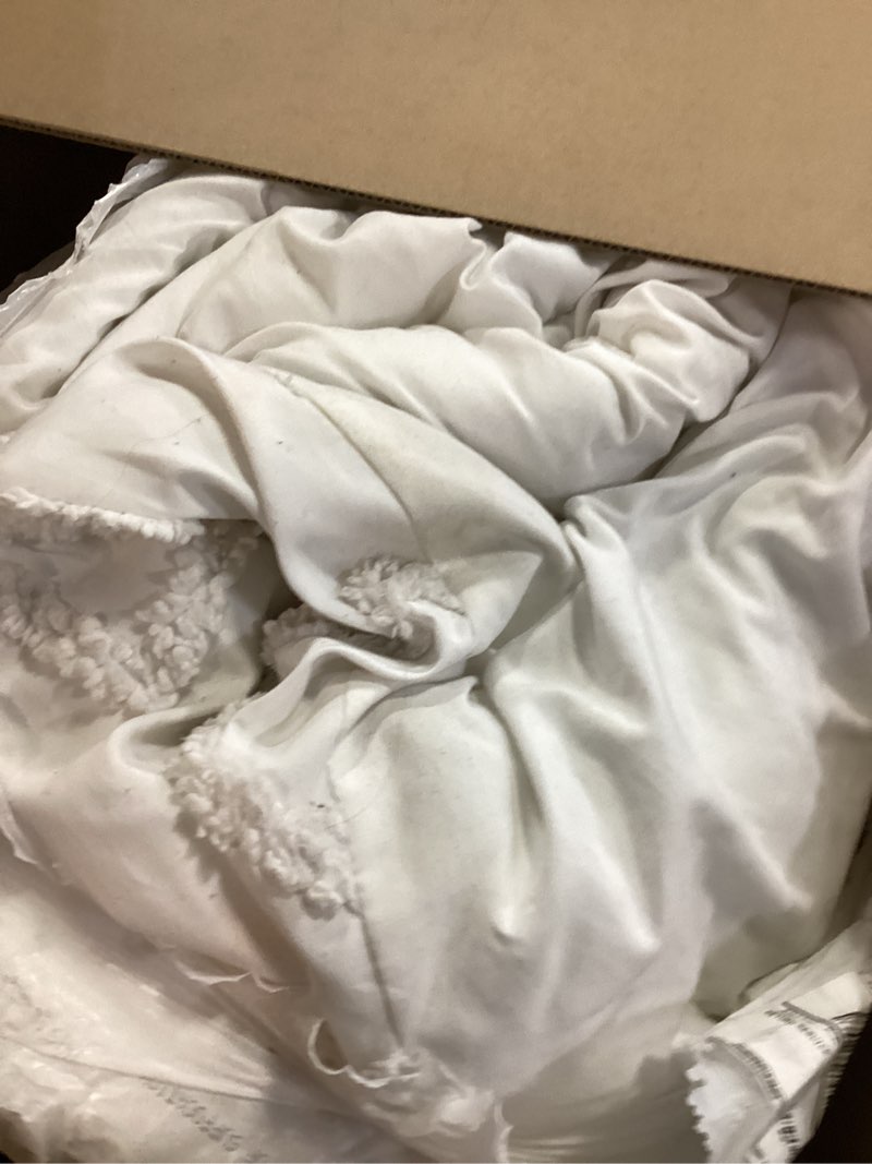 Condition photo showing Good Condition for Bedsure Oversized Queen Comforter Set - White Comforter, Boho Tufted Shabby Chic Bedding for Kids, 3 Pieces Vintage Farmhouse Bed Set for All Seasons, Fluffy Soft Bedding with 2 Pillow Shams Oversized Queen 01 - White