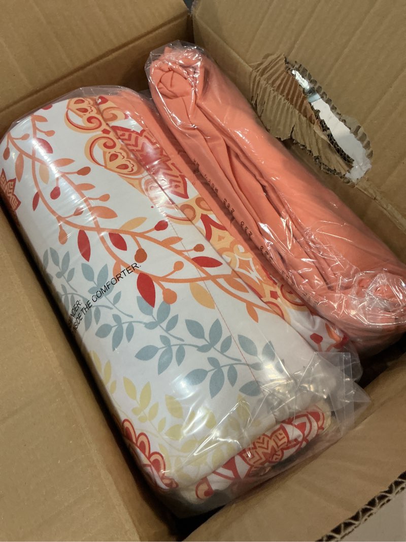 Condition photo showing New/Like New for amazon basics twin/twin xl lightweight microfiber comforter bedding set with printed sheets, 5-piece