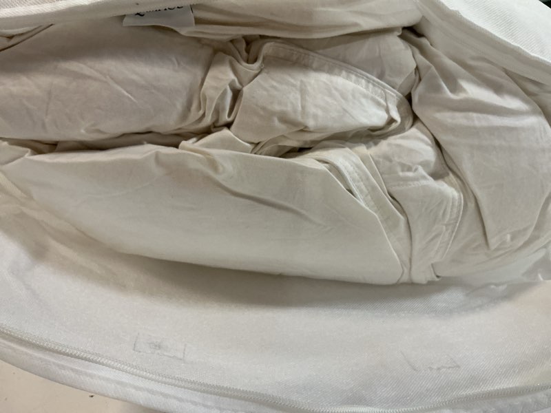 Condition photo showing Good Condition for premium down comforter, king/cal king, down