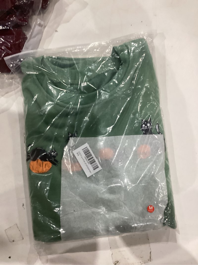 Condition photo showing New/Like New for IZYJOY Women Halloween Black Cat Pumpkin Sweatshirt Cute Crew Neck Cats Graphic Sweaters Spooky Season Oversized Pullover Top