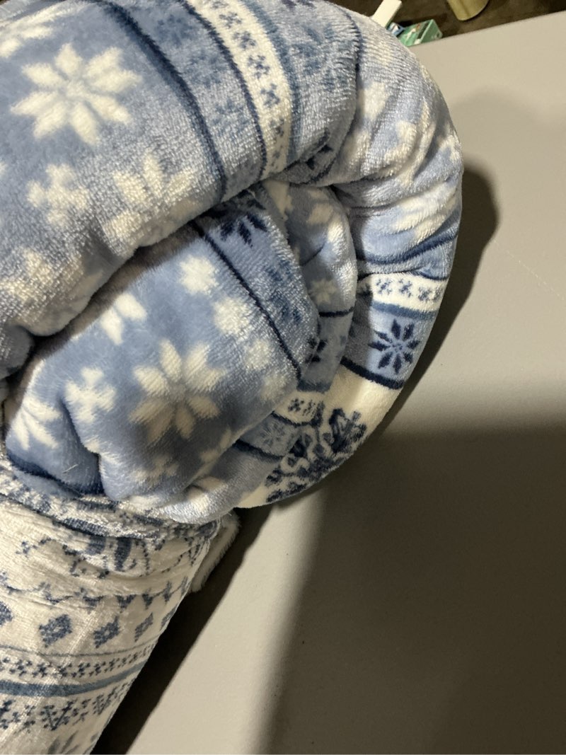 Condition photo showing New/Like New for king, member's mark plush comforter set features a cozy white and blue nordic snowflake pattern with a warm sherpa reverse