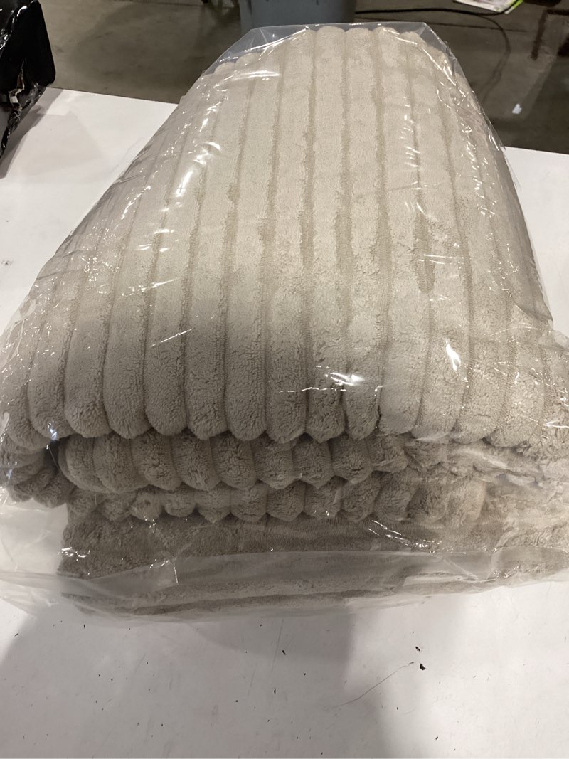 Condition photo showing Good Condition for 6-piece bath towel set(30"x60"), 2 large bath towel sheets, 2 hand towels and 2 washcloths - highly absorbent quick dry microfiber,ultra soft towel set for bathroom (beige) beige 30x60 bath towel set of 6