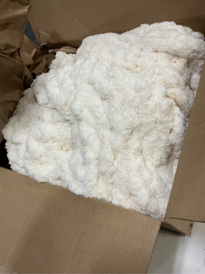 Condition photo showing Good Condition for L'AGRATY Chunky Knit Blanket Throw,Soft Chenille Yarn Throw Blanket 50x60?Handmade Cable Knit Crochet Blanket,Large Knit Blankets Chunky Yarn,Rope Knot Throw Blanket for Couch Sofa Bed Home Decor Ivory 50"x60"