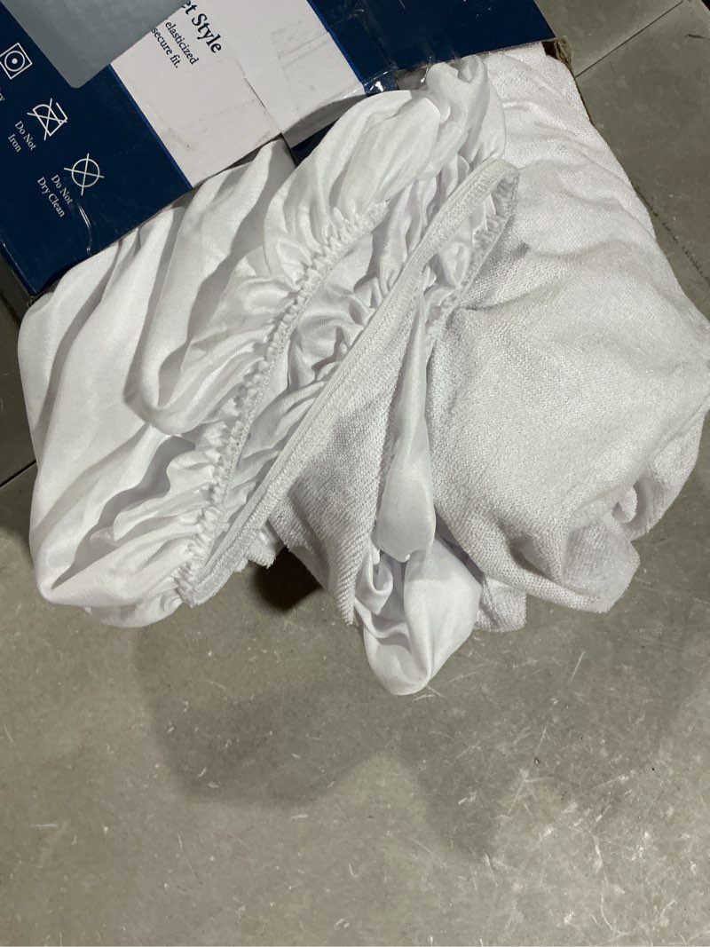 Condition photo showing Good Condition for Cosy House Collection Luxury Mattress Protector - Blend of Rayon Derived from Bamboo - Master Bedroom Essentials - Ultra Soft Comfort, Stays Cool & Quiet - Premium Fitted Sheet Style (Queen) White White Queen