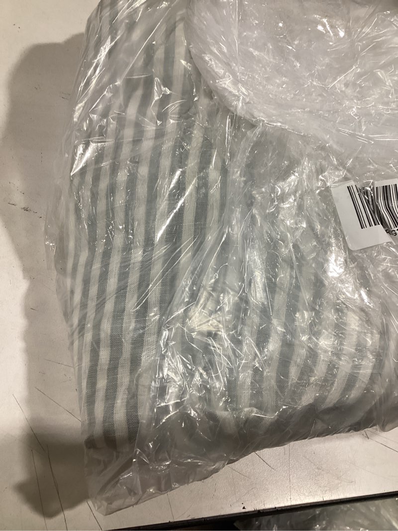 Condition photo showing Good Condition for sheet set stripped white and blue quince