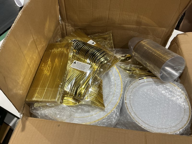 Condition photo showing Good Condition for focusline 600 ct gold dinnerware set for 100 guests - gold rimmed disposable plastic plates, includes 100 dinner & salad plates, cups, cutlery set for wedding parties