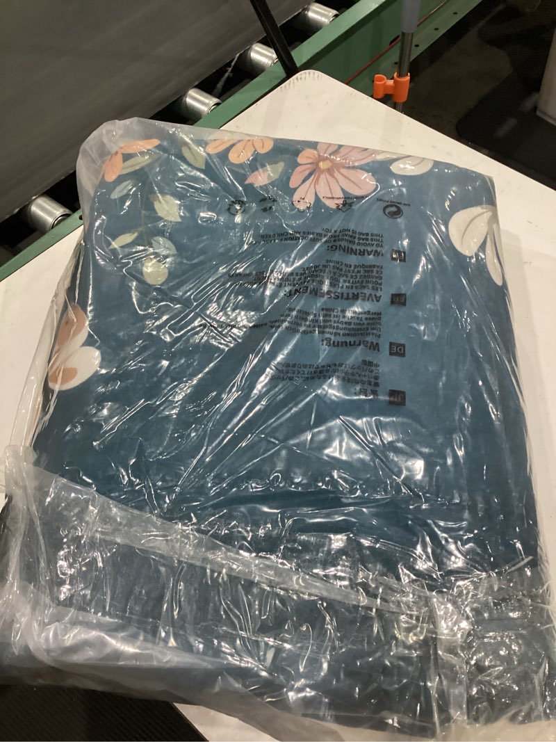 Condition photo showing Good Condition for wonnitar washable 8x10 area rug, non-slip teal green floral rugs for living room, low pile soft bedroom rug, stain resistant floor carpet for dining room(teal green,8'x10') 8' x 10' (rectangular) teal green