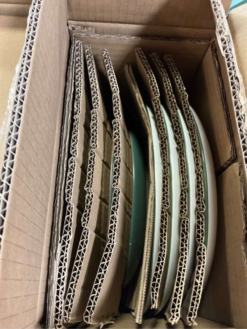 Condition photo showing New/Like New for hliday 12 pcs dinnerware set