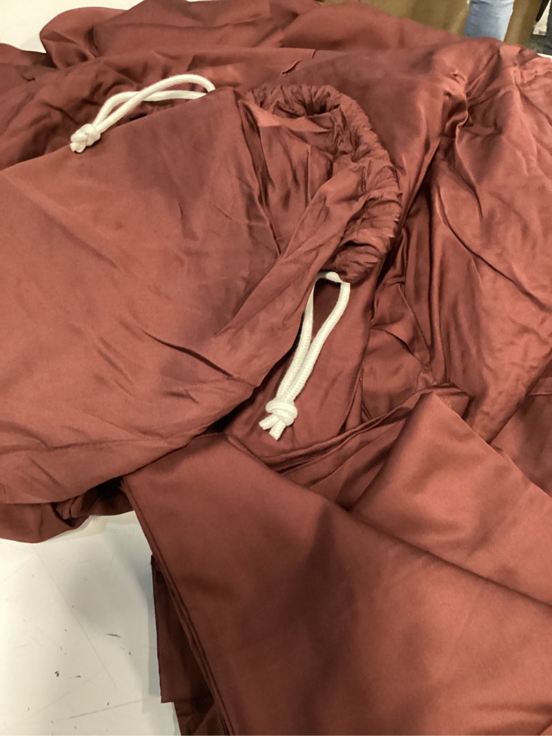 Condition photo showing Good Condition for bamboo sheet set red queen