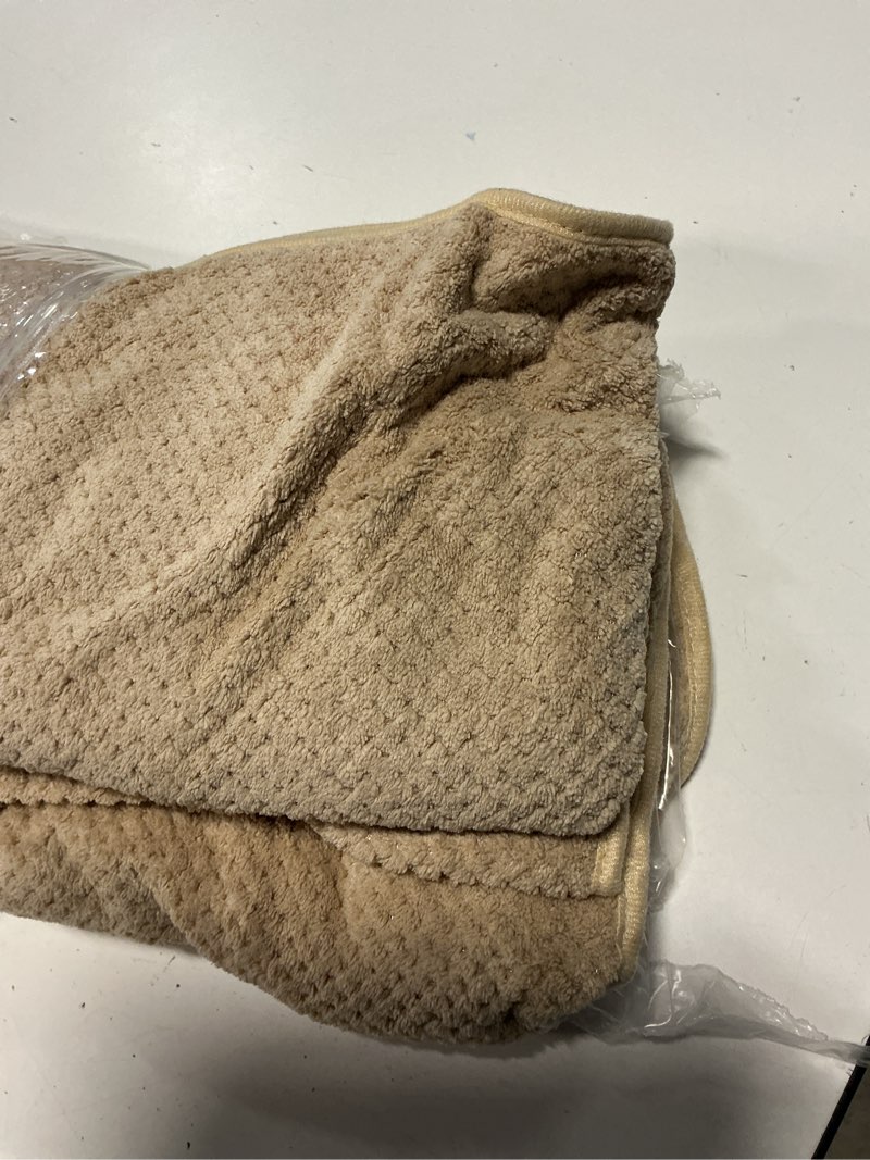 Condition photo showing Good Condition for redkiss 6-piece bath towel set - 2 washcloths, 2 hand towels, 2 bath towels | ultra-fiber coral fleece, super absorbent, no lint & no fading | perfect for bathroom, spa, gym | family & adults-camel camel bath towel set of 6