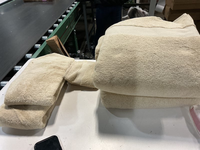 Condition photo showing Good Condition for quince turkish ultra plush towel bundle in ivory