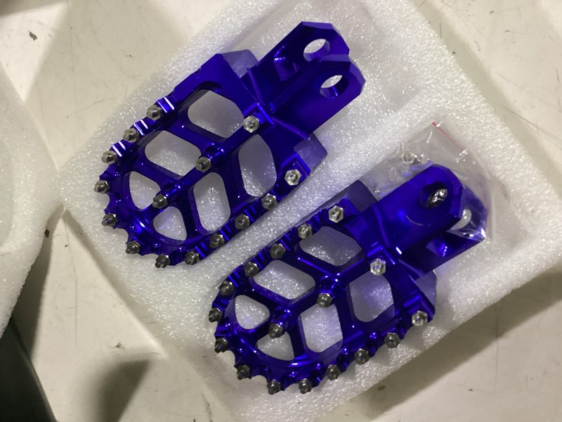 Condition photo showing Good Condition for anxin dirt bike foot pegs cnc footpegs footrest foot pedals rests for drz400 2000-2004 drz400e 2000-2007 drz400s 2000-2024 drz400sm 2005-2024 rm250 1989-2006 rm250z 2001-2006 rmx250 1989-1996 blue blue rm125/250/250z rmx250 drz400/e/s/sm