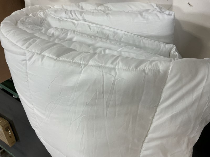 Condition photo showing Good Condition for Bedsure Comforter Duvet Insert - Quilted Comforters Queen Size, All Season Duvet, GentleSoft Down Alternative Bedding, with 8 Tabs, Gifts for Women/Men, White, Queen 88 x 88 Inches White Queen