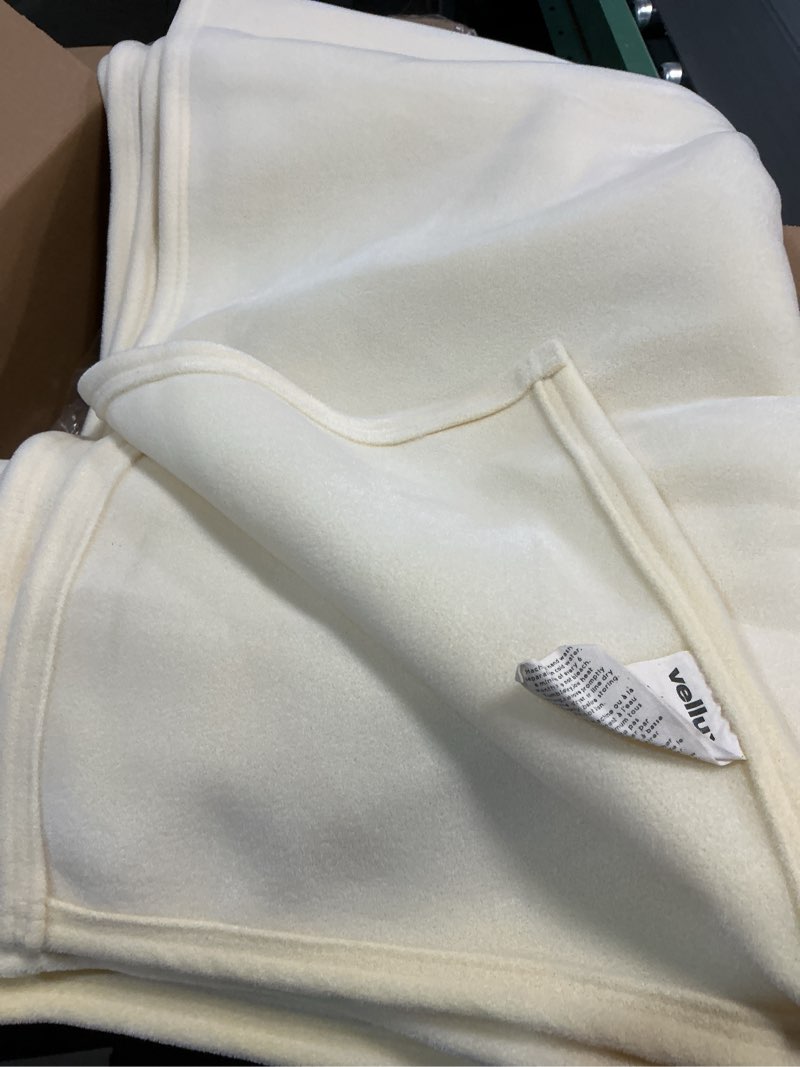 Condition photo showing Good Condition for Vellux blanket made of 100% nylon with an insulating base yellow (similar to stock photo)(unknown size)