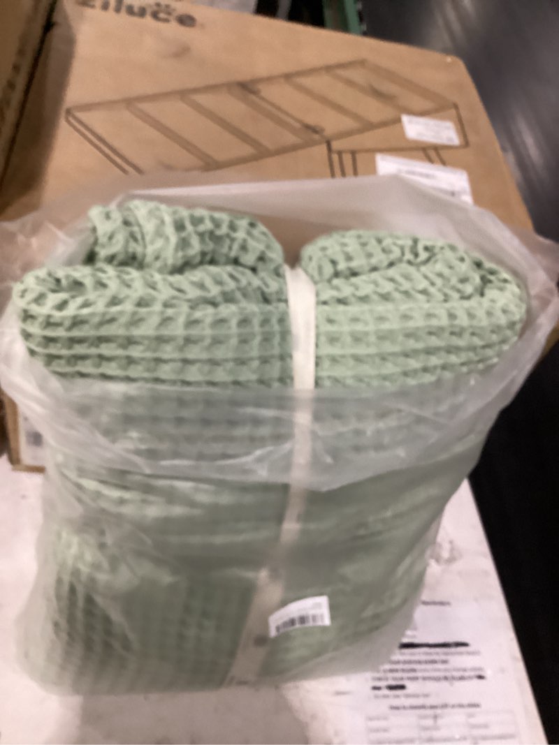 Condition photo showing Good Condition for waffle blankets (sage green, california king 95x126 inch) | 100% turkish cotton, 3d honeycomb weave, lightweight, breathable, airy, soft comfy all-seasons versatile blanket & bedspread sage green cal king 95" x 126" inch