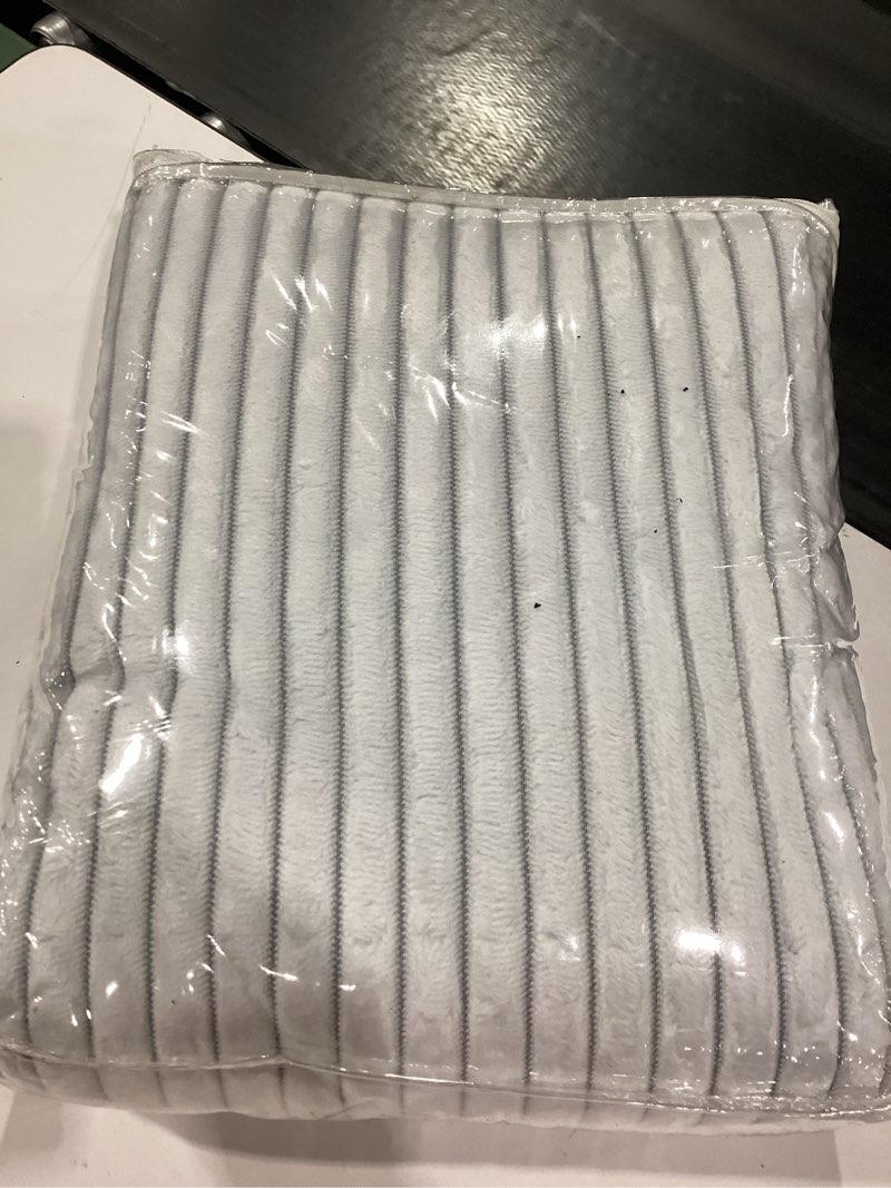 Condition photo showing New/Like New for Hearth & Harbor Premium Flannel Duvet Cover Set - 2 PC Reversible Twin Comforter Cover Set with Micr