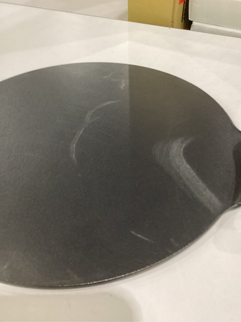 Condition photo showing Good Condition for lodge 15 inch cast iron pizza pan