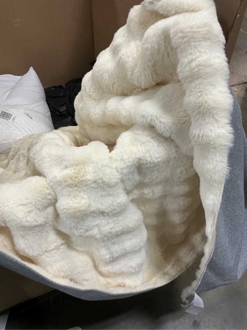 Condition photo showing As Is for Amazon Basics Indoor Area Rug, 3D Bubble Washable Home Decor Carpet for Living Room, Bedroom, 4' W × 6' L, Beige Beige 4' x 6' (Rectangular)