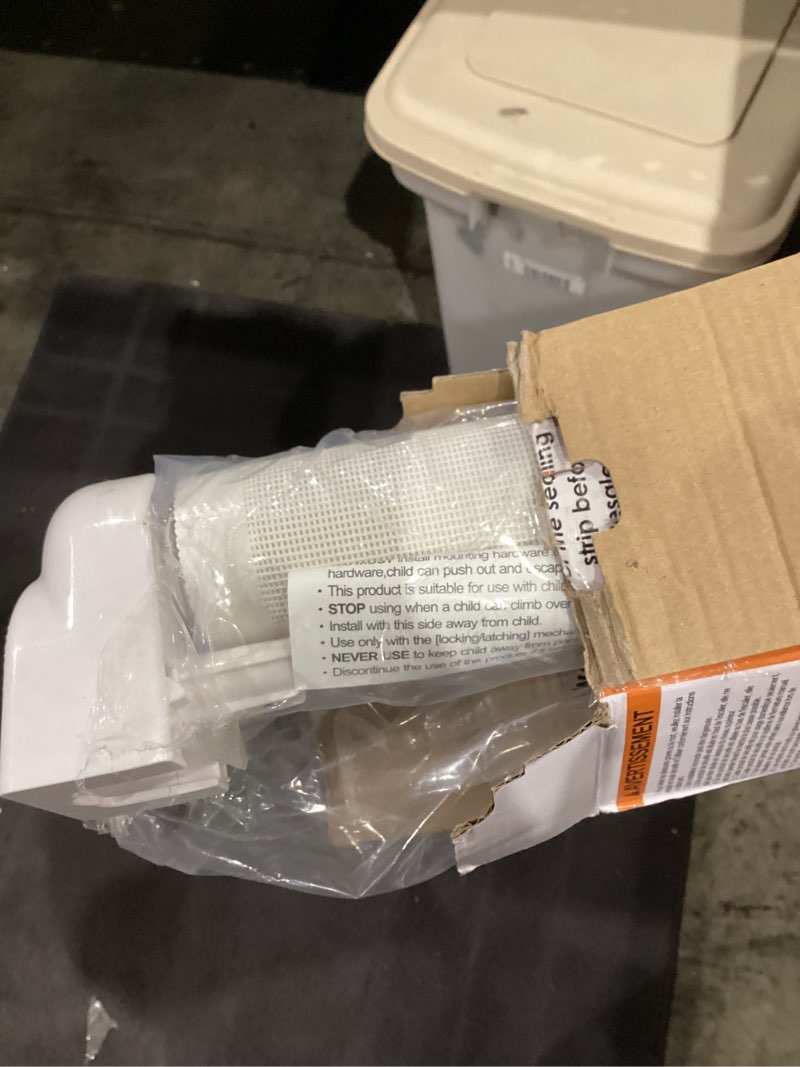 Condition photo showing Good Condition for retractable baby gate for doorways and stairs, mesh safety gate for pet, indoor & outdoor use, one-hand operation, easy installation, 33.6" tall, expands to 71" wide?white,33.6"x71"? 33x71 inch white