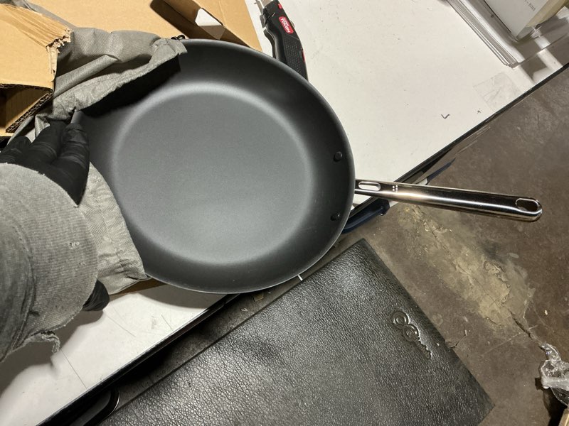 Condition photo showing Good Condition for Misen 10 Inch Pre-Seasoned Carbon Steel Fry Pan – Lightweight, Even Heating, Heat Retention – Oven Safe to 500°F – Ideal for Searing, Sautéing, and Frying – Versatile Durable, Easy to Clean