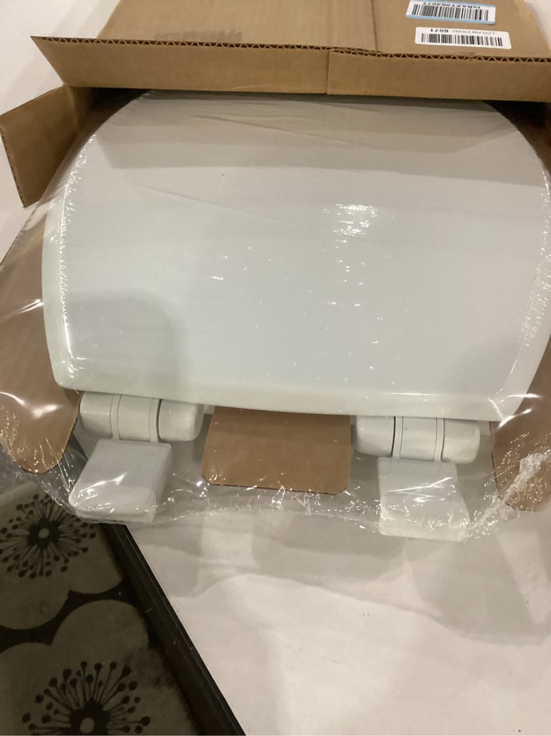 Condition photo showing New/Like New for mayfair cassel slow close toilet seat, easy clean, non slip premium wood seat, easy install, made in usa, round, white