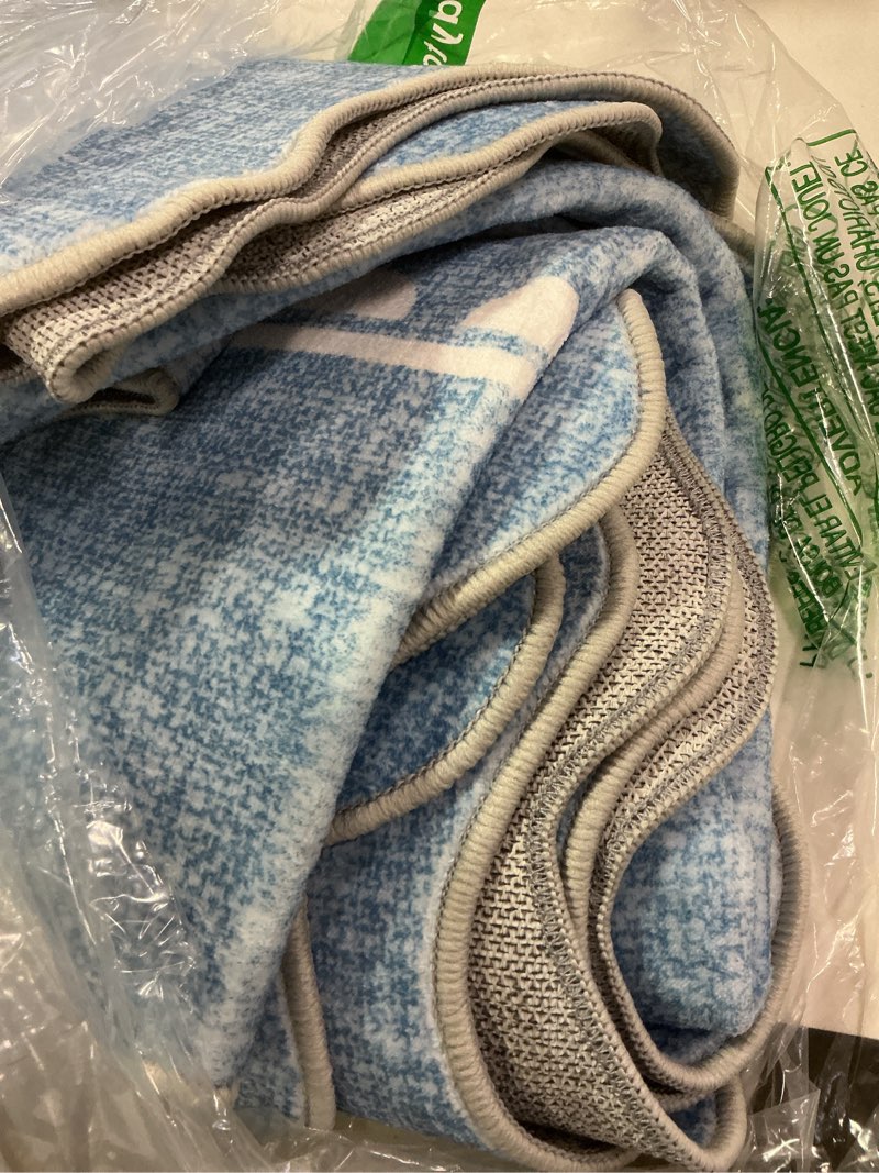 Condition photo showing Good Condition for GarveeHome Scalloped Bow Rug for Living Room, Solid Blue Rug for Dorm, Washable Rugs 5x7 Soft Low Pile Non Slip Scalloped Rugs for Nursery College Bedroom Decor Kids Room Playroom Blue 5' x 7' (Rectangular)