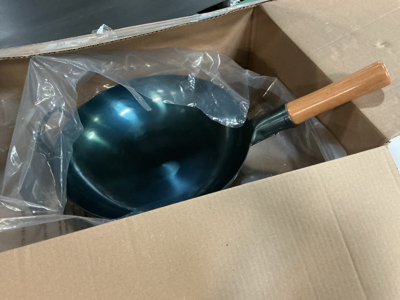 Condition photo showing Good Condition for YOSUKATA 13.5” Blue Carbon Steel Wok Pan – Pre-Seasoned Flat Bottom Wok Compatible with open fire, gas, electric, ceramic, induction cooktops -Traditional Chinese Pan for Stir Fry, BBQ, Grill, Camping 34 cm Blue