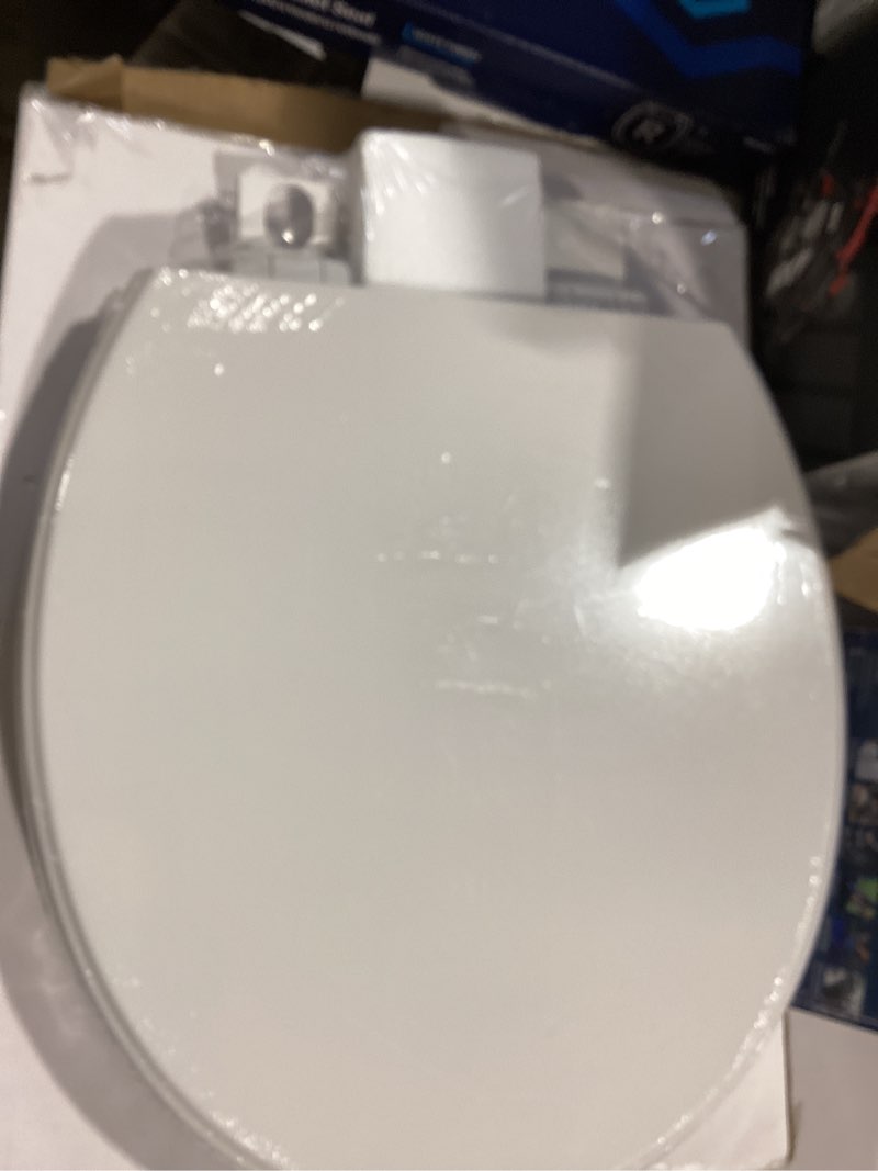Condition photo showing New/Like New for american standard bedminster wood white round soft close toilet seat