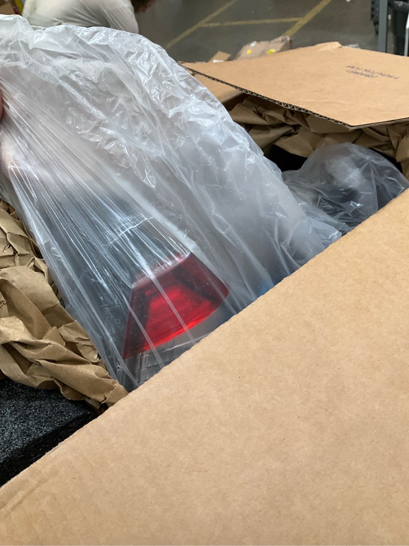 Condition photo showing Good Condition for silscvtt passenger side outer rear brake tail light assembly replacement for 2015-2020 toyota sienna base/l/le/xle/limited models red lens right tail lamp 8155008050 to2805123