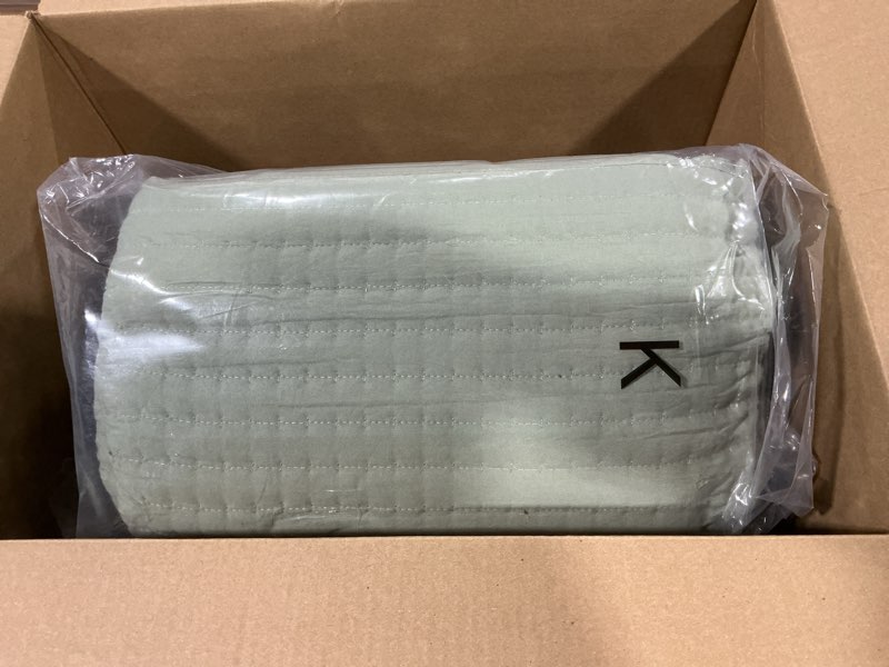 Condition photo showing Good Condition for WRENSONGE Twin Size Quilt-3 Pieces Lightweight Bedspreads Sage Green Twin Quilt Bedding Set for All Seasons, Soft Summer Coverlet with 1 Pillow Shams Suitable for Bed, Couch, Quilt Blanket Sage Green Twin(66" x 92")