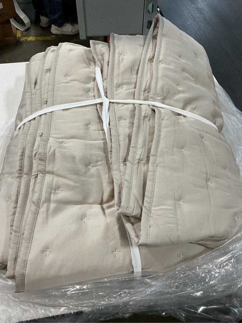 Condition photo showing New/Like New for european linen dream quilt set (size full,queen quilt 88 in x92in)