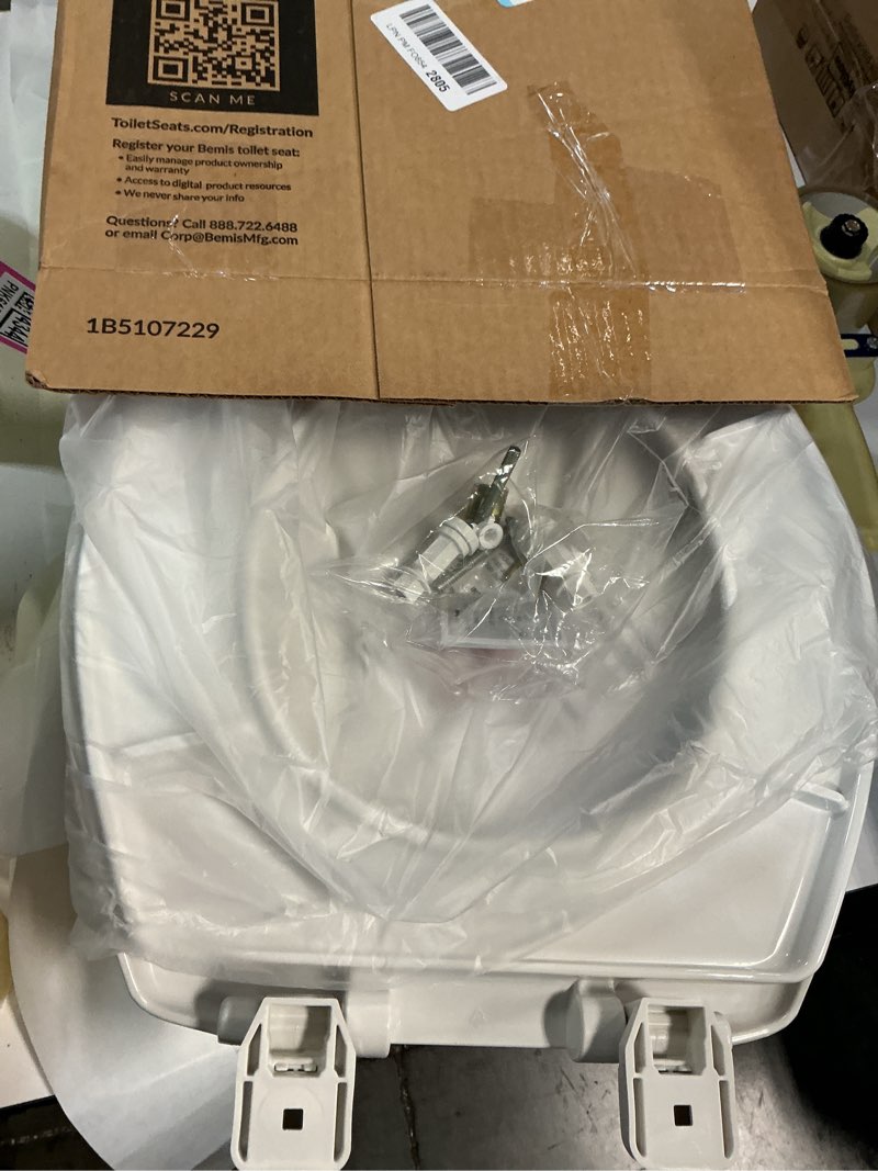 Condition photo showing New/Like New for mayfair caswell modern slow close toilet seat, easy clean hinges and durable plastic seat, made in usa, round, white round 1 seat