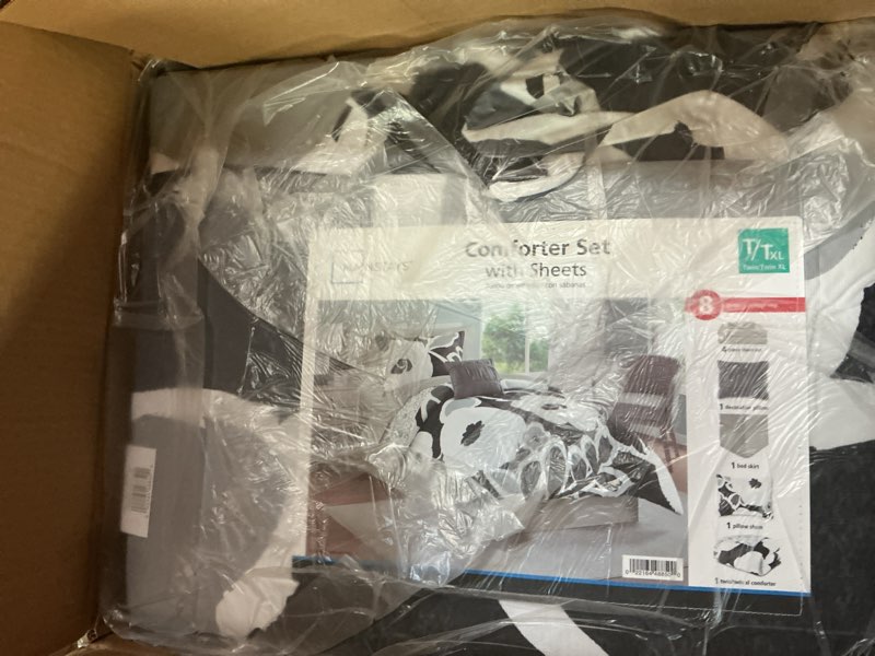 Condition photo showing New/Like New for mainstays ms8544409622-01 all in one reversible comforter and sheet set - 8 twin/ twin xl
