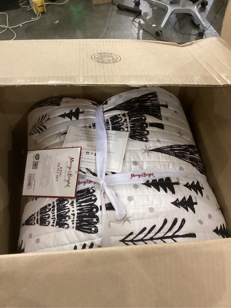 Condition photo showing Good Condition for Levtex Home Merry & Bright Collection - Northern Star Quilt Set - King/Cal King Quilt (106x92in.) + Two King Pillow Shams (36x20in.) - Christmas Tree - Black and White - Reversible Quilt - King