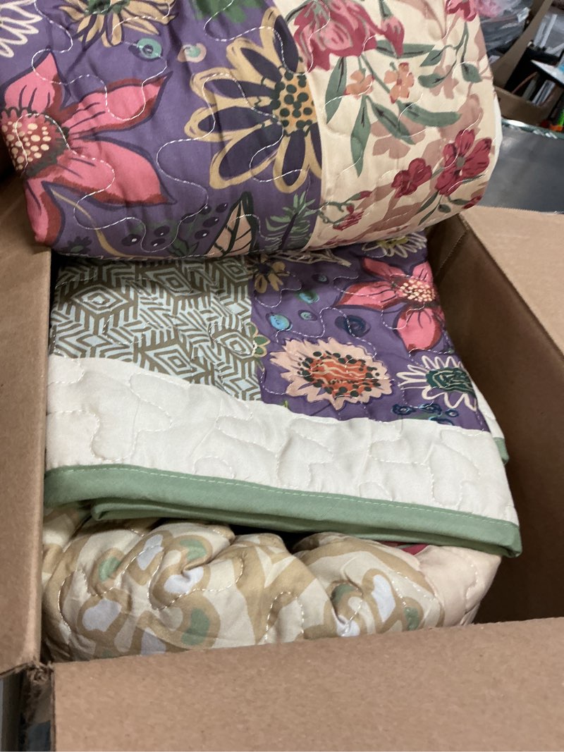 Condition photo showing Good Condition for djy patchwork quilt set king size boho bedspread coverlet, black coral 3 pieces paisley floral quilted bedding set, lightweight bohemian farmhouse reversible bed cover for all season 110''x90'' black coral king