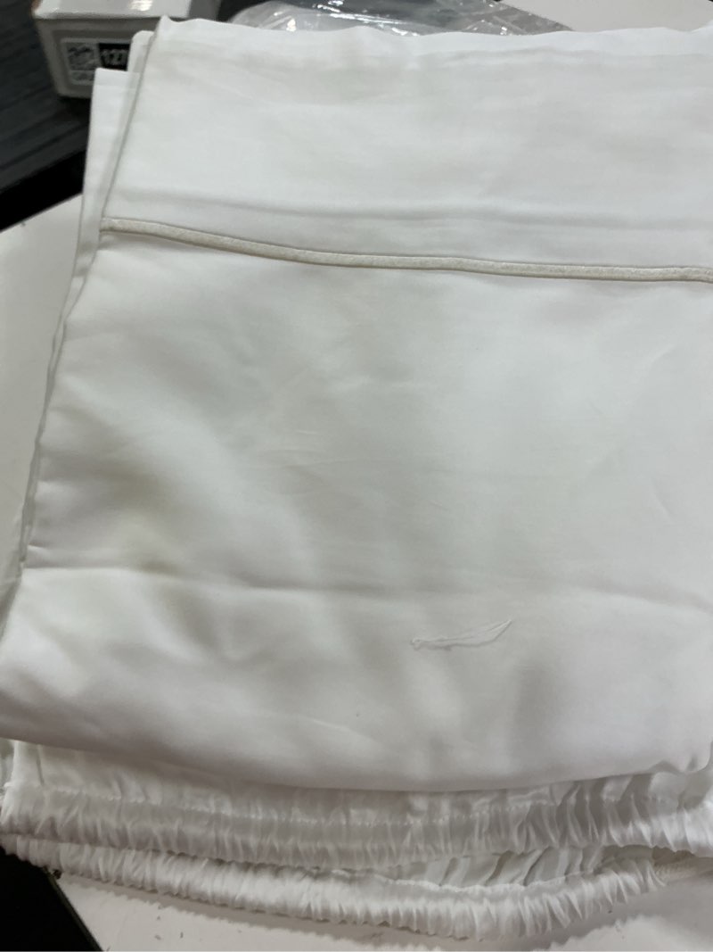 Condition photo showing Good Condition for bamboo sheet set color: white size: 54x75