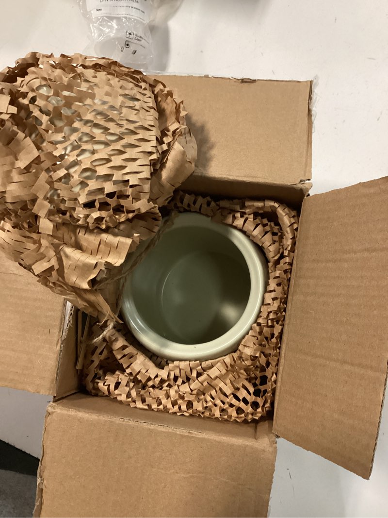 Condition photo showing New/Like New for BosilunLife Garlic Keeper for Counter - Ceramic Garlic Storage Container with Lid Beige Garlic Holder Countertop for Kitchen Garlic Jar to Keep Your Garlic Cloves Fresh Longer