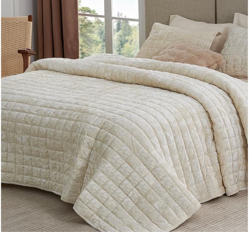 bedelite velvet quilt set queen size - luxury velvet comforter bedding set 3 pieces, soft cozy cream white oversized bedspread coverlet for all seasons with 2 pillow shams