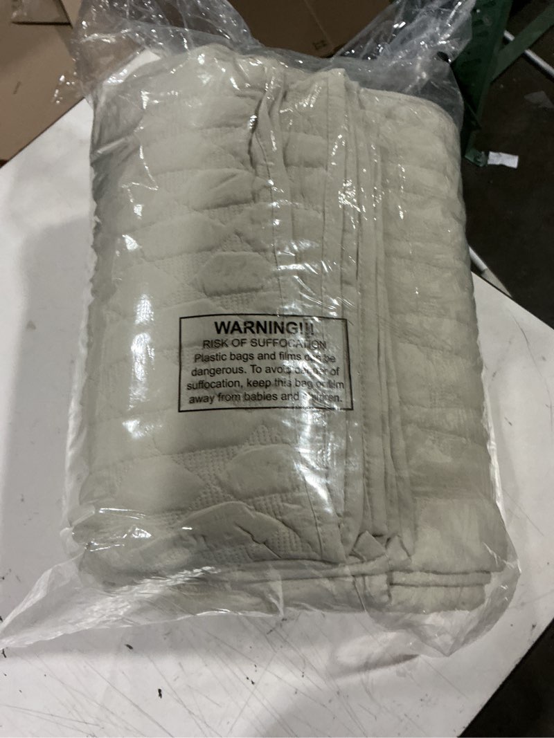 Condition photo showing Good Condition for wdcozy light beige oversized california cal king size quilt bedding set with 2 pillow shams, lightweight soft bedspread coverlet bed cover for all season, 3 pieces, 118x106 inches wheat (light beige) california king
