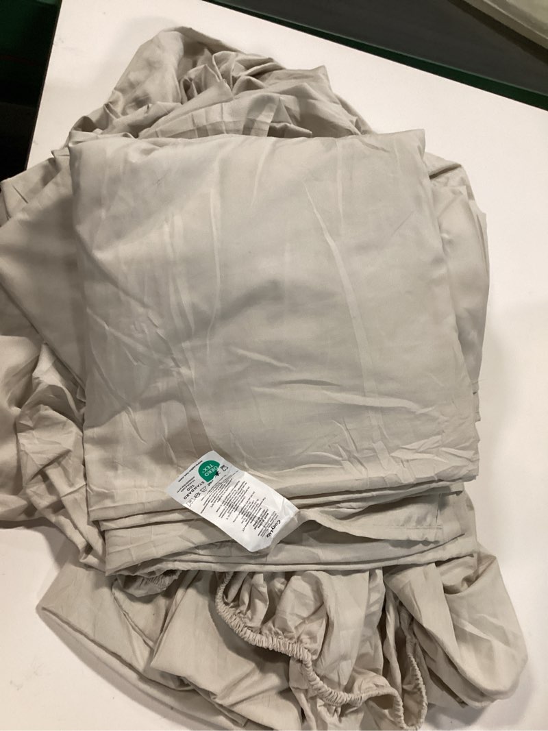 Mattress beige sheets unknon size or brand