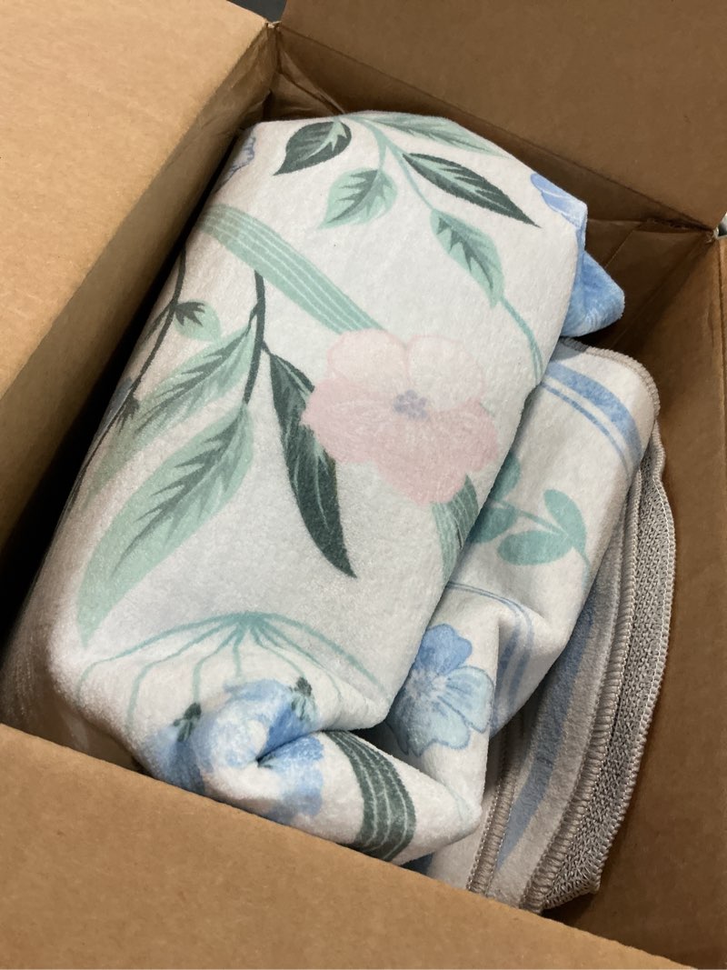 Condition photo showing Good Condition for Blue Floral Area Rug 5x7, Washable Scalloped Boho Carpet for Girls Bedroom, Living Room, or Nursery, Cute Non-Slip Soft Cottagecore Rug for Kids Room or Playroom Home Décor Blue Scalloped 5 x 7 ft