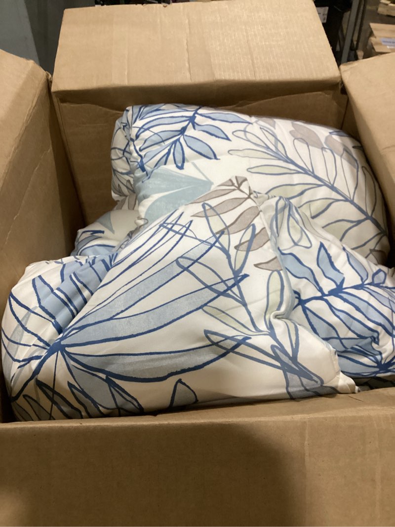 Condition photo showing Good Condition for Southshore Fine Living, Inc. 3-Piece Queen or Full Size Comforter Set with 2 Pillow Shams, Cozy Brushed Microfiber, Down Alternative Comforter, Matches Home Decor, Full/Queen, Tropical Leaf Blue Full / Queen 26 - Tropic Leaf Blue