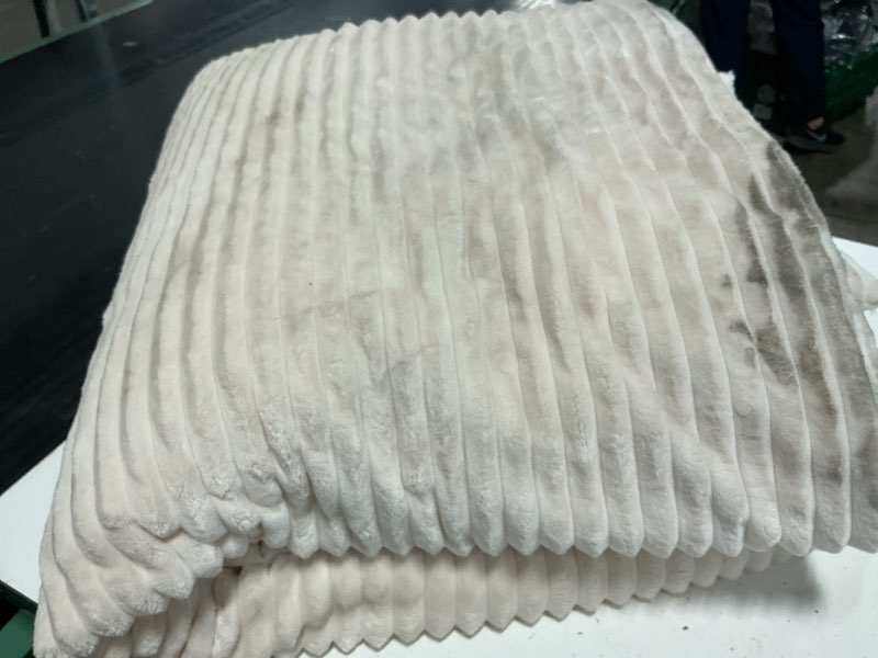Condition photo showing As Is for evergracehome - manta de piel sintética de conejo, 50 x 60 pulgadas, color blanco marfil | ultra soft, luxury sculpted texture faux fur blanket, fluffy thick plush warm, velvety reverse, 920gsm, for couch, bed, sofa ( king 