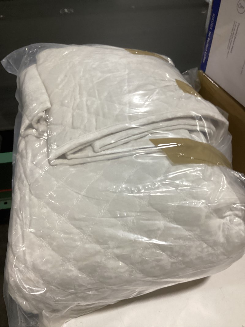 Condition photo showing Good Condition for velvet quilt king size comforter set - luxury soft velvet bedding set for all season, bedspread coverlet king quilt with 2 pillow shams, cream white, diamond diamond king/cal.king (106" x 96") cream white