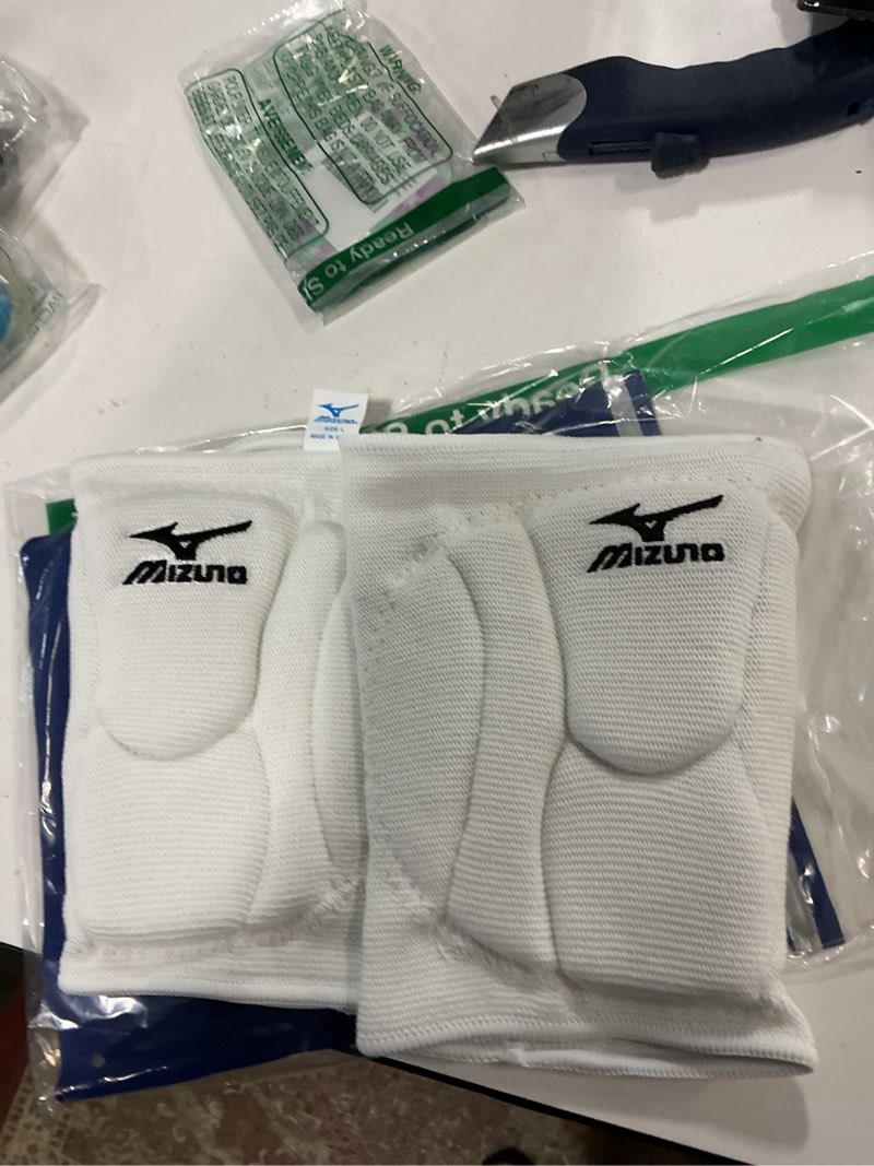 Condition photo showing Good Condition for Mizuno LR6 Volleyball Kneepad Large White