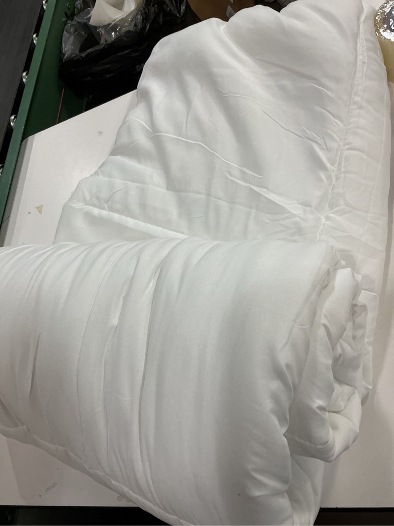 Condition photo showing Good Condition for DOWNCOOL Comforters Queen Size, Duvet Insert, White All Season Duvet, Lightweight Quilt, Down Alternative Hotel Comforter (White, Queen 88x92 Inches) Lightweight Comforter Queen White