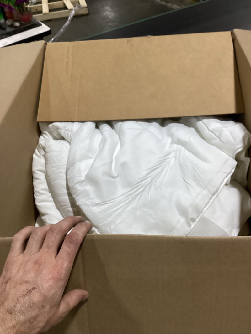 Condition photo showing Good Condition for ugg danielle full/queen comforter duvet insert cooling lightweight down alternative hypoallergenic washable quilted fluffy comforter blanket with corner tabs for duvet cover, full/queen, bright white white full/queen solid